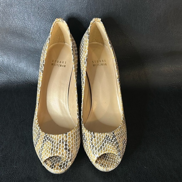 NEW NEVER WORN  Stuart Weitzman Logo Plainfield Peep Toe Pumps Size 7.5 - Picture 1 of 10